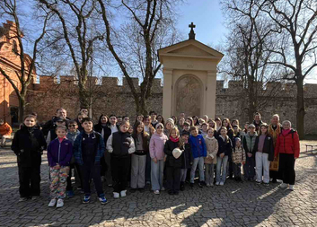 Rodiny s dětmi se vydaly na petřínskou křížovou cestu: den věnovaný duchovní obnově a sounáležitosti